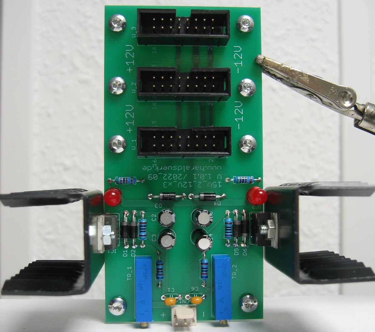 15V to 12V x3 multiple adaptor top view